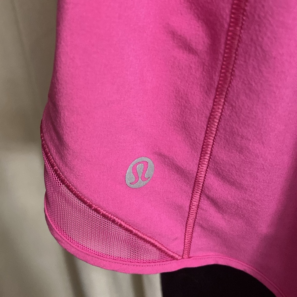 Lululemon Hotty Hot Short, 4 way stretch, swift material, 2.5, RAZZLE